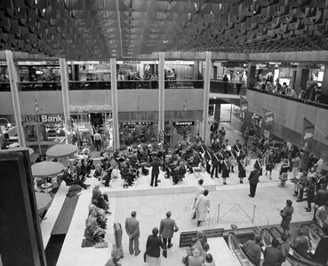 884505 Afbeelding van een avondconcert van de Utrechtse Politie Muziekvereniging in het winkelcentrum Hoog Catharijne ...